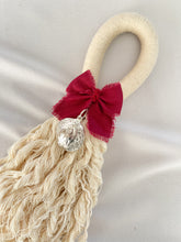 Cargar imagen en el visor de la galería, Bendiciones para puerta de Macramé con Medalla Virgen Guadalupe 3 cms Redonda