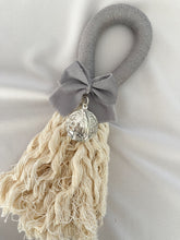 Cargar imagen en el visor de la galería, Bendiciones para puerta de Macramé con Medalla Virgen Guadalupe 3 cms Redonda