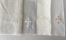 Cargar imagen en el visor de la galería, Kit Bautizo Tul Bordado Español Garden Rose con Placa Virgen de Guadalupe