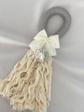 Cargar imagen en el visor de la galería, Bendiciones para puerta de Macramé con Medalla Virgen Guadalupe 3 cms Redonda