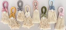 Cargar imagen en el visor de la galería, Bendiciones para puerta de Macramé con Medalla Virgen Guadalupe 3 cms Redonda