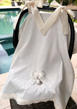 Cargar imagen en el visor de la galería, Cubre Porta Bebé Colección Estrellitas Piqué y Tira Bordada Española