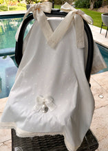 Cargar imagen en el visor de la galería, Cubre Porta Bebé Colección Estrellitas Piqué y Tira Bordada Española