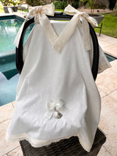 Cargar imagen en el visor de la galería, Cubre Porta Bebé Colección Estrellitas Piqué y Tira Bordada Española