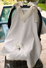 Cargar imagen en el visor de la galería, Cubre Porta Bebé Colección Estrellitas Piqué y Tira Bordada Española