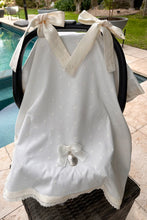 Cargar imagen en el visor de la galería, Cubre Porta Bebé Colección Estrellitas Piqué y Tira Bordada Española