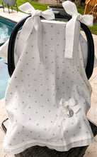 Cargar imagen en el visor de la galería, Cubre Porta Bebé Colección Estrellitas Piqué y Tira Bordada Española