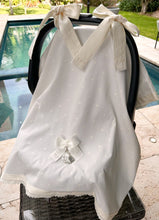 Cargar imagen en el visor de la galería, Cubre Porta Bebé Colección Estrellitas Piqué y Tira Bordada Española