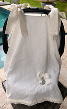 Cargar imagen en el visor de la galería, Cubre Porta Bebé Colección Estrellitas Piqué y Tira Bordada Española