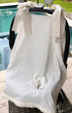 Cargar imagen en el visor de la galería, Cubre Porta Bebé Colección Estrellitas Piqué y Tira Bordada Española