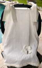 Cargar imagen en el visor de la galería, Cubre Porta Bebé Colección Estrellitas Piqué y Tira Bordada Española