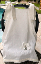 Cargar imagen en el visor de la galería, Cubre Porta Bebé Colección Estrellitas Piqué y Tira Bordada Española