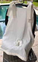 Cargar imagen en el visor de la galería, Cubre Porta Bebé Colección Estrellitas Piqué y Tira Bordada Española