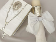 Cargar imagen en el visor de la galería, Kit Primera Comunion Colección ARO con Virgen de Guadalupe OVAL con Moño Listón Lino