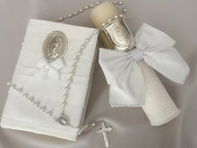 Cargar imagen en el visor de la galería, Kit Primera Comunion Colección ARO con Virgen de Guadalupe OVAL con Moño Listón Lino