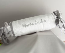 Cargar imagen en el visor de la galería, Sets para Cuna Piqué Español y Tira Bordada