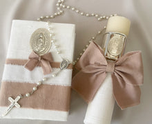 Cargar imagen en el visor de la galería, Kit Primera Comunion Colección ARO con Virgen de Guadalupe OVAL con Moño Listón Lino