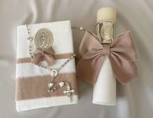 Cargar imagen en el visor de la galería, Kit Primera Comunion Colección ARO con Virgen de Guadalupe OVAL con Moño Listón Lino