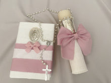 Cargar imagen en el visor de la galería, Kit Primera Comunion Colección ARO con Virgen de Guadalupe OVAL con Moño Listón Lino