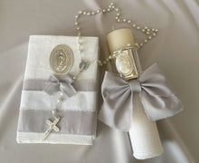Cargar imagen en el visor de la galería, Kit Primera Comunion Colección ARO con Virgen de Guadalupe OVAL con Moño Listón Lino