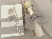 Cargar imagen en el visor de la galería, Kit Primera Comunion Colección ARO con Virgen de Guadalupe OVAL con Moño Listón Lino