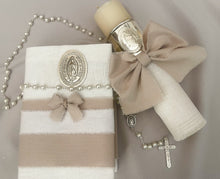 Cargar imagen en el visor de la galería, Kit Primera Comunion Colección ARO con Virgen de Guadalupe OVAL con Moño Listón Lino