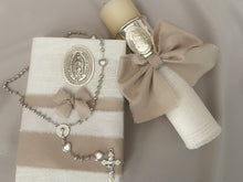 Cargar imagen en el visor de la galería, Kit Primera Comunion Colección ARO con Virgen de Guadalupe OVAL con Moño Listón Lino