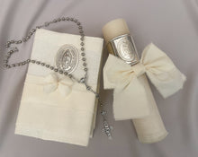 Cargar imagen en el visor de la galería, Kit Primera Comunion Colección ARO con Virgen de Guadalupe OVAL con Moño Listón Lino