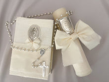 Cargar imagen en el visor de la galería, Kit Primera Comunion Colección ARO con Virgen de Guadalupe OVAL con Moño Listón Lino