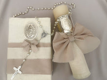 Cargar imagen en el visor de la galería, Kit Primera Comunion Colección ARO con Virgen de Guadalupe OVAL con Moño Listón Lino