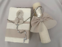 Cargar imagen en el visor de la galería, Kit Primera Comunion Colección ARO con Virgen de Guadalupe OVAL con Moño Listón Lino