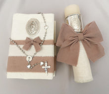 Cargar imagen en el visor de la galería, Kit Primera Comunion Colección ARO con Virgen de Guadalupe OVAL con Moño Listón Lino