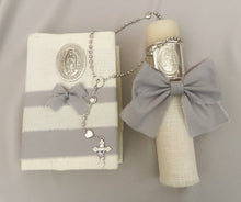 Cargar imagen en el visor de la galería, Kit Primera Comunion Colección ARO con Virgen de Guadalupe OVAL con Moño Listón Lino