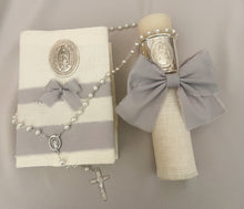Cargar imagen en el visor de la galería, Kit Primera Comunion Colección ARO con Virgen de Guadalupe OVAL con Moño Listón Lino