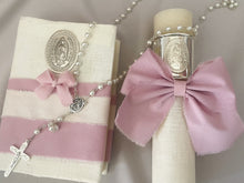 Cargar imagen en el visor de la galería, Kit Primera Comunion Colección ARO con Virgen de Guadalupe OVAL con Moño Listón Lino