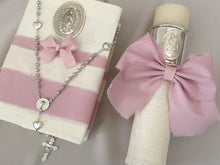 Cargar imagen en el visor de la galería, Kit Primera Comunion Colección ARO con Virgen de Guadalupe OVAL con Moño Listón Lino