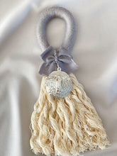 Cargar imagen en el visor de la galería, Bendiciones para puerta de Macramé con Medalla Virgen Guadalupe 5cm Redonda