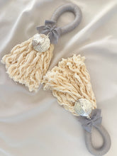 Cargar imagen en el visor de la galería, Bendiciones para puerta de Macramé con Medalla Virgen Guadalupe 5cm Redonda