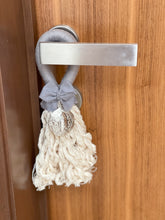 Cargar imagen en el visor de la galería, Bendiciones para puerta de Macramé con Medalla Virgen Guadalupe 5cm Redonda