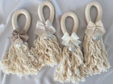 Cargar imagen en el visor de la galería, Bendiciones para puerta de Macramé con Medalla Virgen Guadalupe 3 cms Redonda