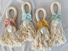 Cargar imagen en el visor de la galería, Bendiciones para puerta de Macramé con Medalla Virgen Guadalupe 5cms. Ovalada