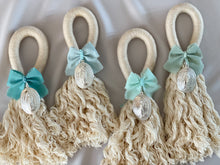 Cargar imagen en el visor de la galería, Bendiciones para puerta de Macramé con Medalla Virgen Guadalupe 5cms. Ovalada