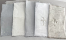 Cargar imagen en el visor de la galería, Kit Bautizo Lino LUX Cruz Baño de Plata