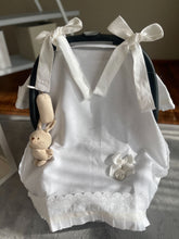 Cargar imagen en el visor de la galería, Cubre Porta Bebé ELEGANCE de Piqué  y Tira Bordada Española