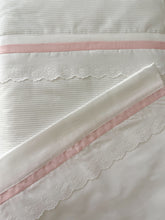 Cargar imagen en el visor de la galería, Sets para Cuna Piqué Español y Tira Bordada