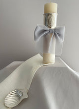 Cargar imagen en el visor de la galería, Kit Bautizo Colección ARO con Virgen de Guadalupe OVAL con Moño Gasa