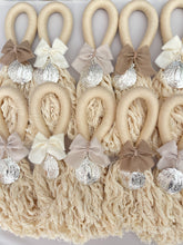 Cargar imagen en el visor de la galería, Bendiciones para puerta de Macramé con Medalla Virgen Guadalupe 5cm Redonda