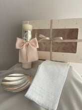 Cargar imagen en el visor de la galería, Kit Bautizo Colección ARO con Virgen de Guadalupe REDONDA con Moño Gasa