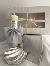 Cargar imagen en el visor de la galería, Kit Bautizo Colección ARO con Virgen de Guadalupe REDONDA con Moño Gasa