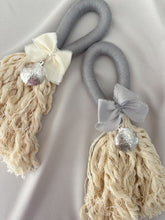 Cargar imagen en el visor de la galería, Bendiciones para puerta de Macramé con Medalla San Benito 3 cms.